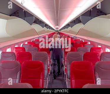 All'interno di un velivolo charter Jet2, imbarco lungo la corsia Foto Stock