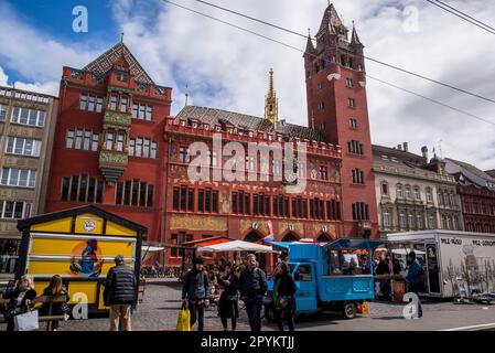 Municipio o Rathaus presso la piazza del mercato di Basilea, nel centro storico, in Svizzera Foto Stock