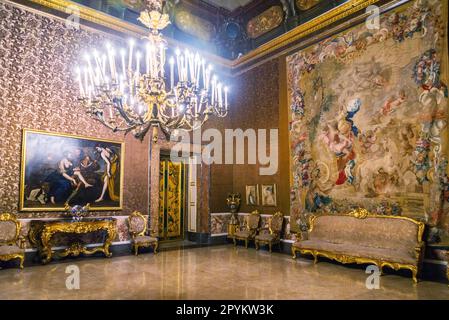 Palazzo reale di Napoli, le splendide stanze all'interno del Palazzo che fu costruito a partire dal 1600s. Napoli, Italia Foto Stock