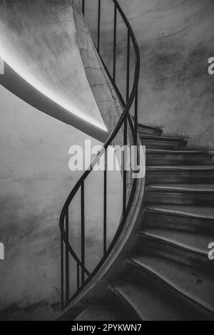 Vecchia scala a chiocciola vintage. Fotografia in bianco e nero. Foto Stock