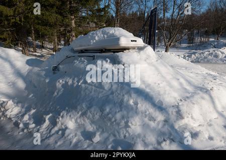 Ricordate sempre dove avete lasciato la vostra auto dopo una nevicata pesante, Tromso, Norvegia. Foto Stock