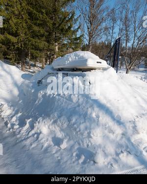 Ricordate sempre dove avete lasciato la vostra auto dopo una nevicata pesante, Tromso, Norvegia. Foto Stock