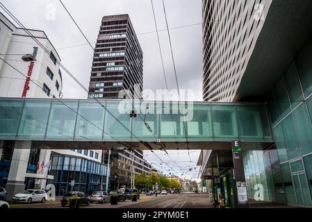 Il nuovo centro fieristico di Basilea, il nuovo edificio fieristico Messe Basel, è uno dei punti di riferimento più recenti della città. La caratteristica architettonica urbana centrale del Foto Stock