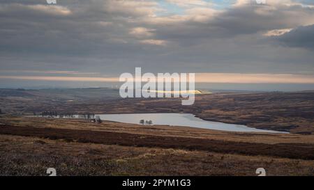 Vista verso il lago artificiale di Waskerley, nel North Pennines. Moors. Giorno nuvoloso con punti di sole. Foto Stock