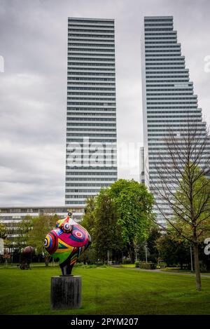 Statua Nana di Niki de Saint Phalle nel giardino del Museo Tinguely, e Roche Towers Building 1 e Building 2 grattacieli progettati da Architecture f Foto Stock