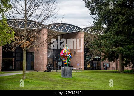 Statua della Nana di Niki de Saint Phalle nel giardino del Museo Tinguely, progettato da Mario Botta, che ospita una mostra permanente delle opere di SWI Foto Stock