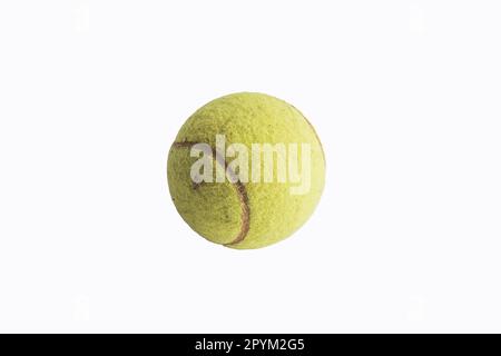 Una palla da tennis sporca isolata su sfondo bianco Foto Stock