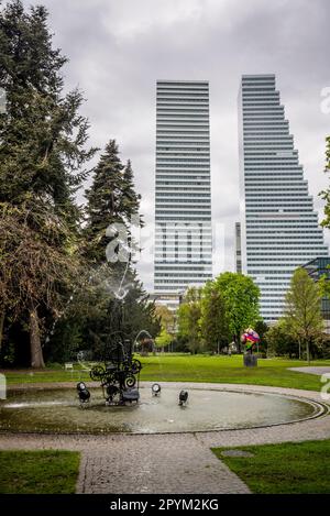 Statua Nana di Niki de Saint Phalle nel giardino del Museo Tinguely, e Roche Towers Building 1 e Building 2 grattacieli progettati da Architecture f Foto Stock