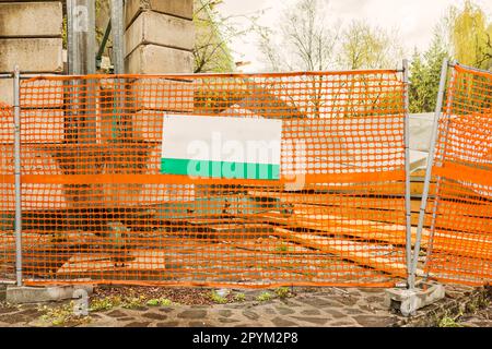 Un pannello informativo vuoto sulla recinzione del cantiere Foto Stock