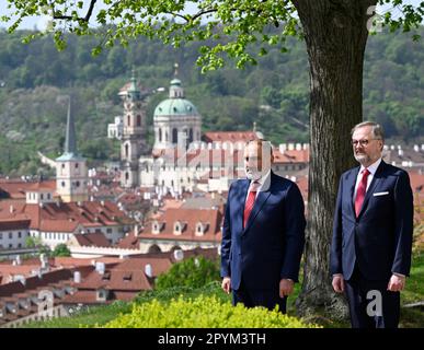 Praga, Repubblica Ceca. 04th maggio, 2023. Da destra il primo ministro ceco Petr Fiala incontra il primo ministro armeno Nikol Pashinyan a Praga, Repubblica Ceca, 4 maggio 2023. Credit: Michal Krumphanzl/CTK Photo/Alamy Live News Foto Stock
