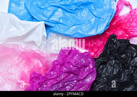 Confezione di sacchetti di plastica colorati. Pile di sacchetti di plastica sbriciolati Foto Stock