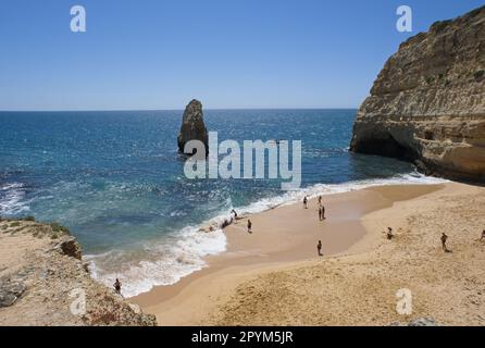 Carvoeiro, Portogallo - 11 aprile 2023: Paesaggi meravigliosi in Portogallo. Vista panoramica e colorata di Praia do Carvalho nella regione dell'Algarve. Giallo ro Foto Stock