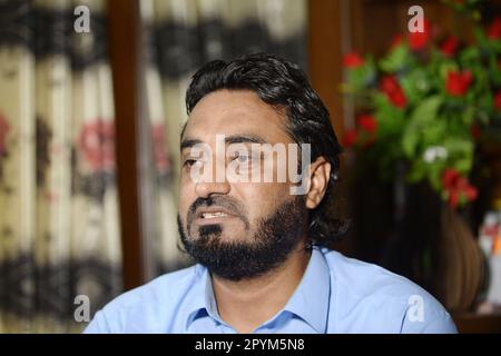 Swabi, Swabi del Pakistan. 3rd maggio, 2023. Nasrullah Khan, un pakistano evacuato da una nave della marina cinese dal Sudan, parla durante un'intervista alla sua casa nel nord-ovest del Pakistan, Swabi, il 3 maggio 2023. Khan, un meccanico pakistano di 42 anni che ha lavorato in Sudan, ha vissuto la vera avversità della vita per la prima volta dalla sua nascita, quando si è seduto angosciato e senza pinniless a Port Sudan negli ultimi giorni. PER ANDARE CON 'caratteristica: La nave della marina cinese salva i pakistanis dalla situazione terribile in Sudan' Credit: Ahmad Kamal/Xinhua/Alamy Live News Foto Stock