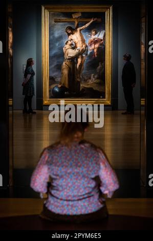 Londra, Regno Unito. 4 maggio 2023. Bartolomé Esteban Murillo, San Francesco abbraccia il Cristo crocifisso, 1668-9 - la prima grande mostra nel Regno Unito per esplorare la vita e l'eredità di San Francesco d'Assisi (1181/82-1226) presso la Galleria Nazionale. Riunisce dipinti provenienti da tutta la collezione della National Gallery, tra cui oltre 40 opere di collezioni pubbliche e private europee e americane, che si estendono per oltre sette secoli. Spaziano da pannelli dipinti medievali e oggetti simili a reliquie a manoscritti e un fumetto Marvel. A cura di Gabriele Finaldi, Direttore Nazionale della Galleria, e del Foto Stock