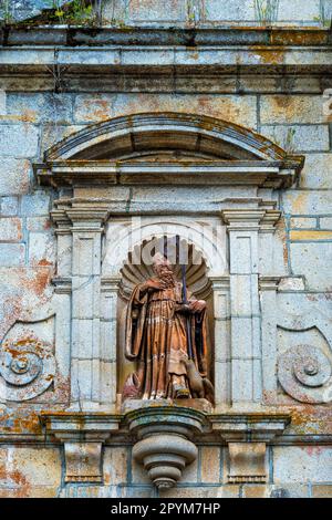 San Martino di Tibaes Monastero, particolare della facciata, statua, Braga, Minho, Portogallo Foto Stock