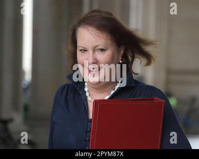 Londra, Regno Unito. 2nd maggio, 2023. Victoria Prentis, Procuratore Generale arriva per la riunione del Gabinetto Downing Street n. 10. Foto Stock