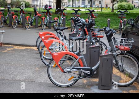 lyon , Aura France - 05 01 2023 : lyon noleggio biciclette auto-accesso urbano in strada con app telefono Foto Stock