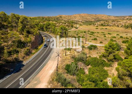 Veduta aerea della strada C-12 e l'intervento artistico di Marc Sellarès nel fuoco di Ribera d'Ebre del 2019 (Ribera d'Ebre, Tarragona, Spagna) Foto Stock