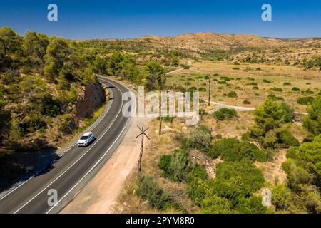 Veduta aerea della strada C-12 e l'intervento artistico di Marc Sellarès nel fuoco di Ribera d'Ebre del 2019 (Tarragona, Catalogna, Spagna) Foto Stock