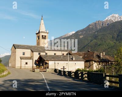Chiesa di Diemoz accanto al percorso di pellegrinaggio della via Francigena (detto Camino a Roma) con montagne alle spalle in primavera in Valle d'Aosta, NW Italia. Foto Stock