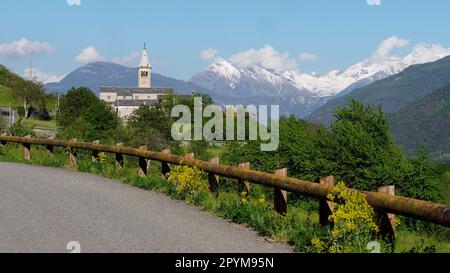 Chiesa di Diemoz accanto al percorso di pellegrinaggio della via Francigena (detto Camino a Roma) con montagne alle spalle in primavera in Valle d'Aosta, NW Italia. Foto Stock