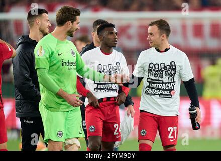 Stoccarda, Germania. 03rd maggio, 2023. Kevin TRAPP, fra 1 Mario Götze, fra 27 Aurelio Gabriel Ulineia Buta, fra 24 festeggia dopo la partita VFB STUTTGART - EINTRACHT FRANCOFORTE 2-3 DFB-Pokal, Coppa di Calcio tedesca, semifinale il 03 maggio 2023 a Stoccarda, Germania. Credito per la stagione 2022/2023: Peter Schatz/Alamy Live News Foto Stock