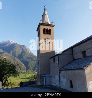 Chiesa di Diemoz accanto al percorso di pellegrinaggio della via Francigena (detto Camino a Roma) con montagne alle spalle in primavera in Valle d'Aosta, NW Italia. Foto Stock