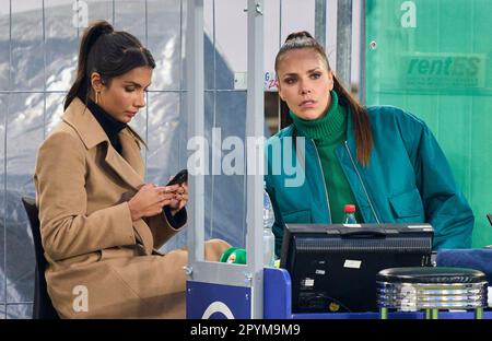 Stoccarda, Germania. 03rd maggio, 2023. Esther Sedlaczek, presentatore ARD sport Moderatorin, Sportmoderatorin, Journalistin, Lea Wagner, presentatore ARD sport Moderatorin, Sportmoderatorin, Journalistin, Das Erste, Fernsehmoderatorin, Nella partita VFB STOCCARDA - EINTRACHT FRANCOFORTE 2-3 DFB-Pokal, Coppa di Calcio tedesca, semifinale il 03 maggio 2023 a Stoccarda, Germania. Credito per la stagione 2022/2023: Peter Schatz/Alamy Live News Foto Stock