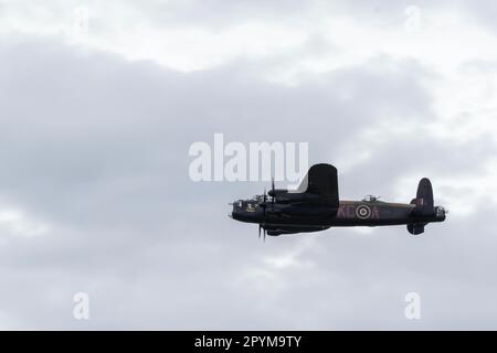 Avro Lancaster bomber sorvolano Shoreham Airfield Foto Stock