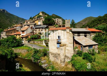 Villaggio di Conat, riserva naturale di Noedes, massiccio di Madres-Coronat, Rosillon, Pirenei orientali, Foto Stock