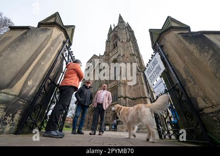 Persone al di fuori del seggio elettorale nella Bridlington Priory Church, Yorkshire. Gli elettori si dirigeranno ai sondaggi giovedì in tutta l'Inghilterra nelle elezioni locali, che probabilmente saranno anche la serie finale di sondaggi prima delle prossime elezioni generali, Con i risultati che si prevede forniranno un'indicazione se il leader laburista Sir Keir Starmer potrebbe essere sulla strada da seguire per il n. 10. Data immagine: Giovedì 4 maggio 2023. Foto Stock