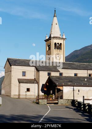 Chiesa di Diemoz accanto al percorso di pellegrinaggio della via Francigena (detto Camino a Roma) in primavera in Valle d'Aosta, NW Italia. Foto Stock