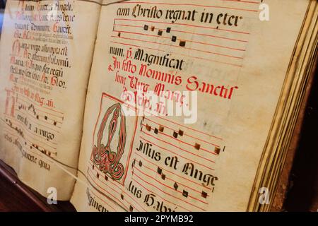 Coro libro, canto gregoriano su pergamena, sala grammatica, nostra Senyora de cura santuario, situato nel Puig de cura, Pla de Mallorca, Mallorca, Balea Foto Stock