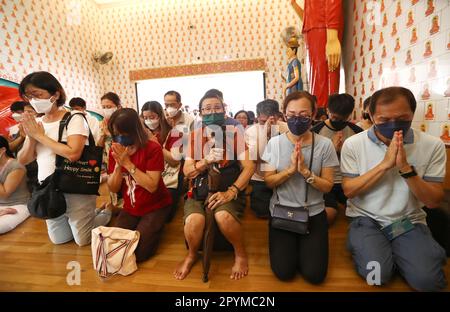 Kuala Lumpur, Malesia. 04th maggio, 2023. I devoti pregano durante le celebrazioni del Wesak Day al Tempio Maha Vihara di Kuala Lumpur. Wesak, o scritto come Vesak, conosciuto anche come Buddha Purnima o Buddha Day, è un giorno celebrato dai buddisti di tutto il mondo, per celebrare il santo Vesak per onorare la nascita, l'illuminazione e il passaggio del Signore Buddha 2.550 anni fa. Credit: SOPA Images Limited/Alamy Live News Foto Stock