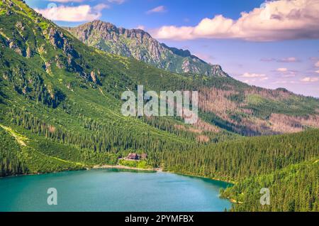 Paesaggio montano in una giornata di sole vacanze. Lago in montagna. Il lago Sea Eye (Morskie Oko) è il luogo più popolare tra i monti dell'alta Tatra, Polonia. Foto Stock