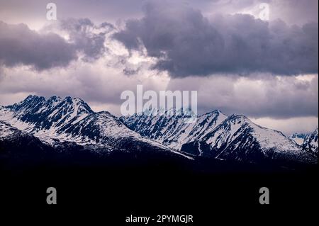 Paesaggio invernale nuvoloso dei Monti Tatra, Slovacchia. Solisko e Satana cime. Foto Stock