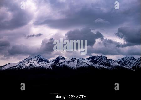 Paesaggio invernale nuvoloso dei Monti Tatra, Slovacchia. Krivan, Solisko e Satana. Foto Stock