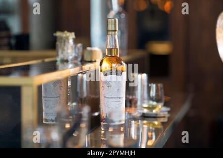 Bottiglia di whisky scozzese miscelato al bar, Londra, Regno Unito. Foto Stock