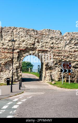 L'ingresso ad arco attraverso antiche mura al forte romano sassone di Anderitum su cui è costruito il Castello di Pevensey Foto Stock