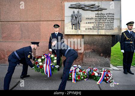 Praga, Repubblica Ceca. 04th maggio, 2023. Cerimonia per commemorare il 78th° anniversario della rivolta di Praga, al di fuori della Corte Suprema di Praga, Repubblica Ceca, 4 maggio 2023. Credit: Roman Vondrous/CTK Photo/Alamy Live News Foto Stock