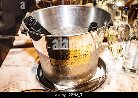 Un primo piano di una bottiglia di champagne in un secchio con ghiaccio Foto Stock