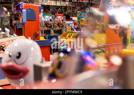 Sala Arcade in Giappone con giochi retrò Foto Stock