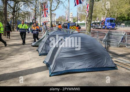 Londra, Regno Unito. 03rd maggio, 2023. I tifosi reali si accamparono lungo il Mall nel centro di Londra davanti all'incoronazione di Re Carlo III il 6 maggio 2023. Credit: SOPA Images Limited/Alamy Live News Foto Stock