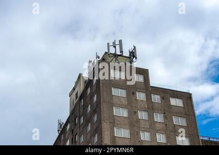condominio con antenne gsm montato sul tetto. pericolo di radiazioni. Foto Stock