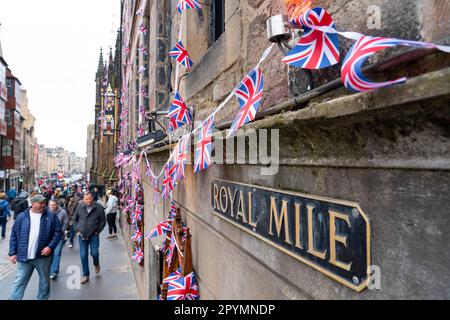 Edimburgo, Scozia, Regno Unito. 4 maggio 2023. Immagini di negozi e strade nella città vecchia di Edimburgo mentre il Regno Unito si prepara per l'incoronazione di Re Carlo II il 6th maggio. Nella foto, l'Union Jack Bunting decora l'esterno del ristorante sul Royal Mile. Iain Masterton/Alamy Live News Foto Stock