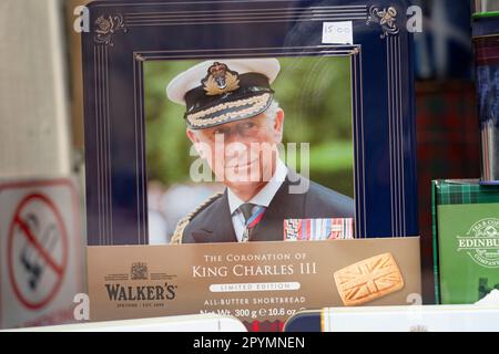 Edimburgo, Scozia, Regno Unito. 4 maggio 2023. Immagini di negozi e strade nella città vecchia di Edimburgo mentre il Regno Unito si prepara per l'incoronazione di Re Carlo II il 6th maggio. Nella foto; coronazione shortbread in vendita nella vetrina del negozio. Iain Masterton/Alamy Live News Foto Stock