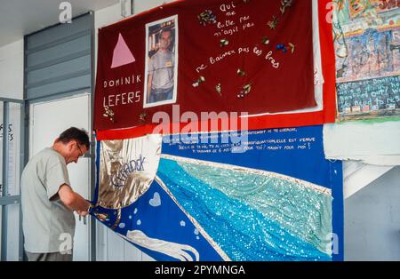 Parigi, Francia, AIDS N.G.O., Patchwork des Noms, AIDS Memorial Quilts, Jacques Hebert, Creater, Working on Homemade Quilt, 1996, Public Health Challenges display Foto Stock