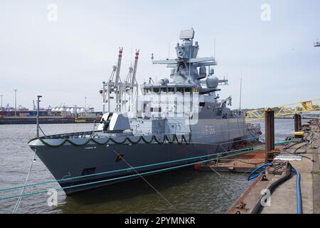 Amburgo, Germania. 04th maggio, 2023. La corvette F266 'Emden', seconda di un totale di cinque nuove navi per la Marina, si trova sulla banchina del cantiere navale Blohm Voss nel porto. Circa sei anni dopo l'ordine di costruzione, la seconda delle cinque nuove navi navali viene battezzata. La corvette della Marina tedesca è ufficialmente chiamata 'Emden'. Tutte e cinque le nuove cornici saranno costruite in diversi cantieri navali della Germania settentrionale sotto la direzione del Gruppo NVL. Credit: Marcus Brandt/dpa/Alamy Live News Foto Stock