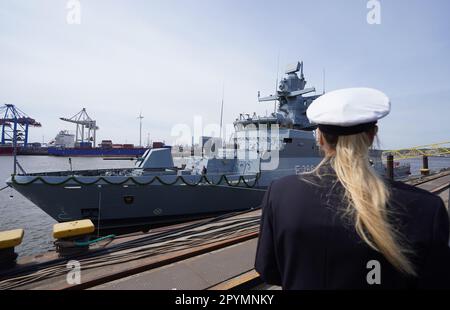 Amburgo, Germania. 04th maggio, 2023. La corvette F266 'Emden', seconda di un totale di cinque nuove navi per la Marina, si trova sulla banchina del cantiere navale Blohm Voss nel porto. Circa sei anni dopo l'ordine di costruzione, la seconda delle cinque nuove navi navali viene battezzata. La corvette della Marina tedesca è ufficialmente chiamata 'Emden'. Tutte e cinque le nuove cornici saranno costruite in diversi cantieri navali della Germania settentrionale sotto la direzione del Gruppo NVL. Credit: Marcus Brandt/dpa/Alamy Live News Foto Stock