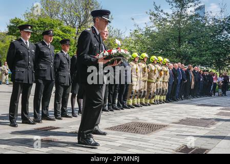 Londra, Regno Unito. 04th maggio, 2023. I rappresentanti dell'Unione dei vigili del fuoco e del Memorial Trust, nonché i vigili del fuoco della sede centrale dei vigili del fuoco di Union Street e della stazione osservano un minuto di silenzio e depongono le corone al National Firefighters Memorial, vicino alla cattedrale di St Paul, il 4th maggio, il Firefighter's Memorial Day. La giornata è in ricordo di tutti i vigili del fuoco e dei vigili del fuoco in tutto il mondo che potrebbero essere stati feriti o aver perso la vita. Credit: Imageplotter/Alamy Live News Foto Stock